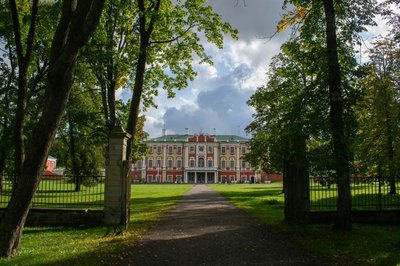 The picturesque front view of Kadriorg Palace surrounded by lush greenery in Tallinn, Estonia.
