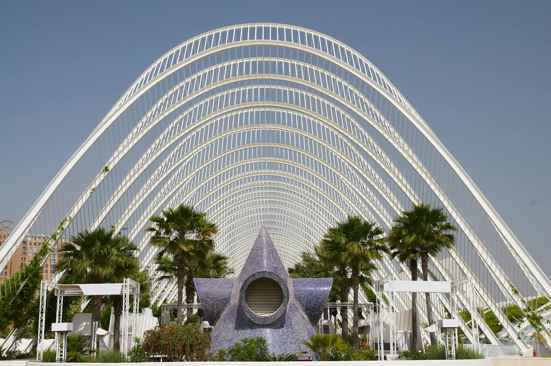 Explore the stunning arches and design of the Umbracle in Valencia, Spain.