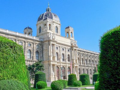 Stunning neoclassical facade of Vienna's Natural History Museum captured on a sunny day.
