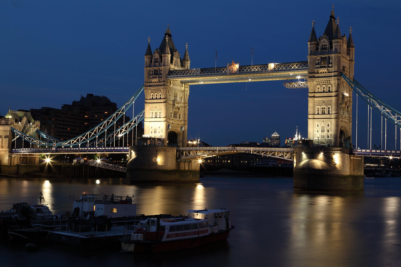 bridge, london, architecture, london bridge, illuminated, infrastructure, river, thames, river thames, boats, vessels, landmark, famous, tourist attraction, tourist destination, nature, building, england, lights, night, towers, water