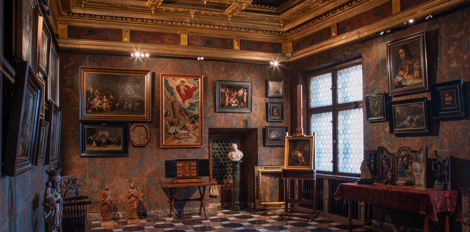 Lavish Rooms, Cultural Treasures