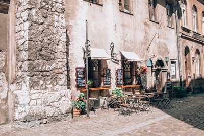 Kazimierz, atmospheric streets showcasing Kraków’s Jewish heritage and artistic spirit.
