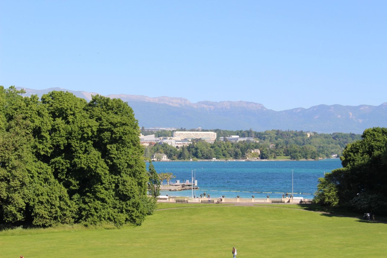 Parc La Grange, historic park known for its roses and relaxed atmosphere.