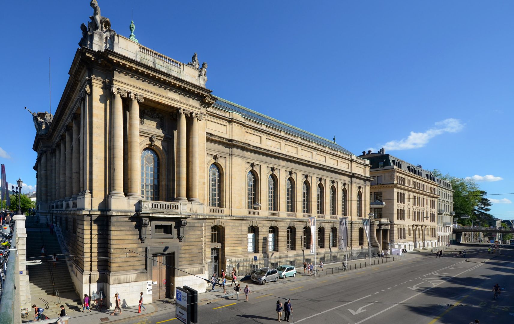 Musée d'Art et d'Histoire, extensive collections of art, archaeology, and history.