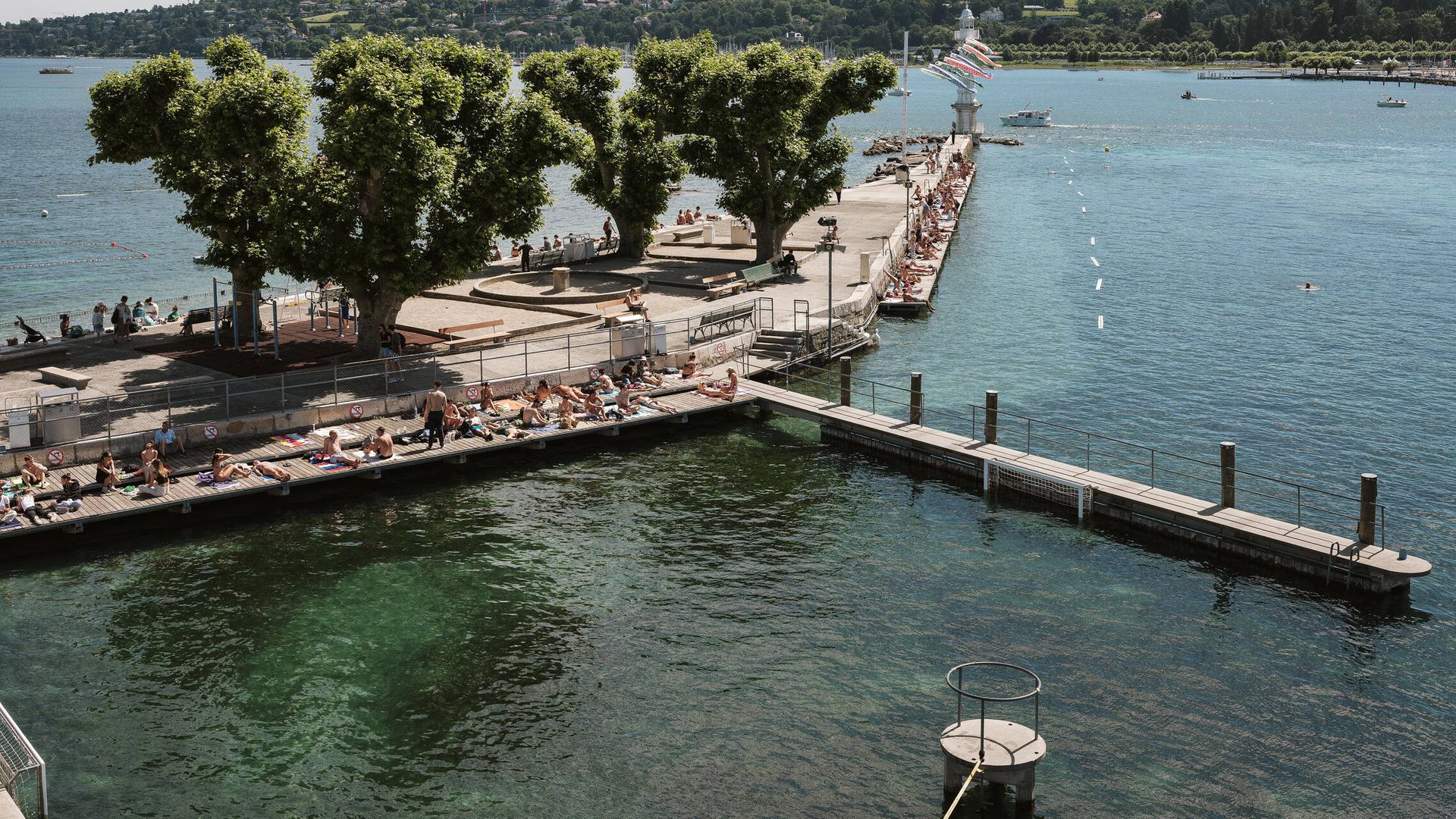 Bains des Pâquis, popular lakeside spot for swimming, saunas, and scenic Geneva sunsets.