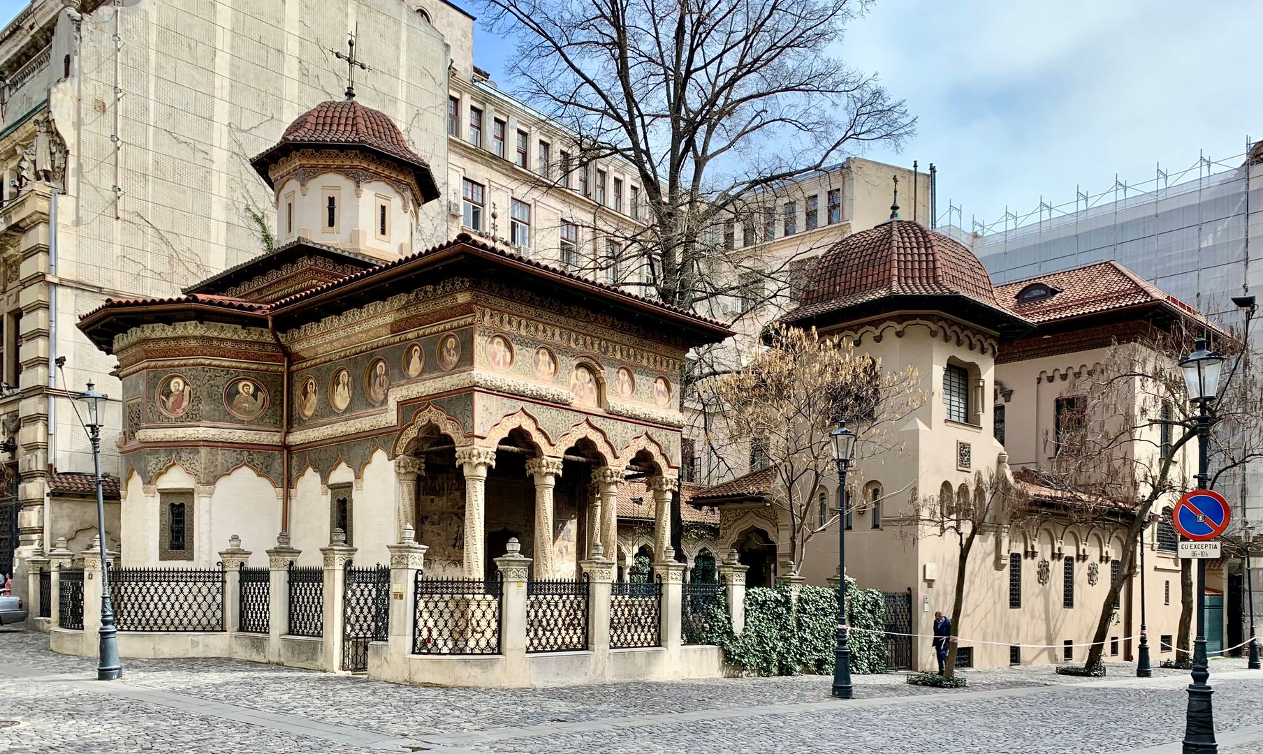 Stavropoleos Monastery: small Orthodox church with exquisite Brâncovenesc architecture.