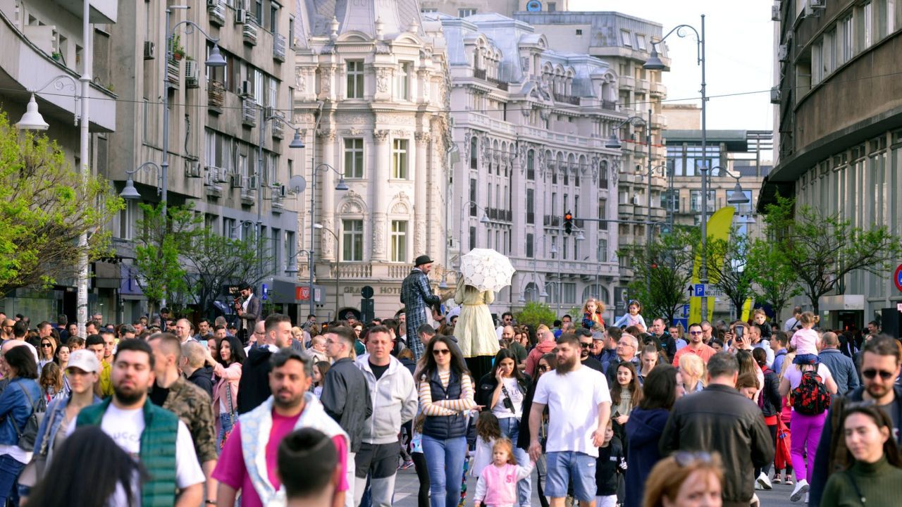 Calea Victoriei: vibrant street showcasing Bucharest’s architecture and culture.