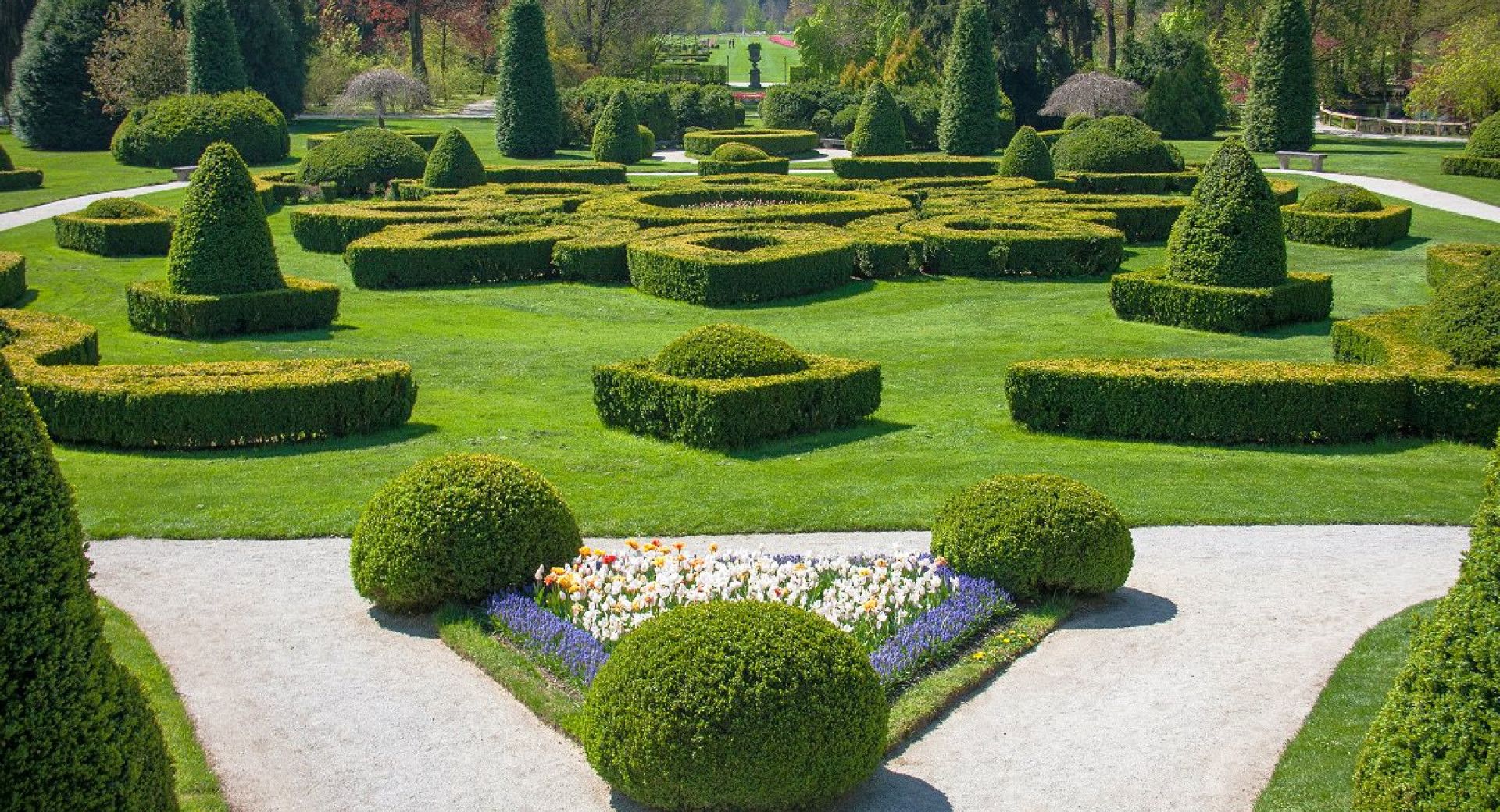 Volčji Potok Arboretum, Beautiful gardens with diverse plant species