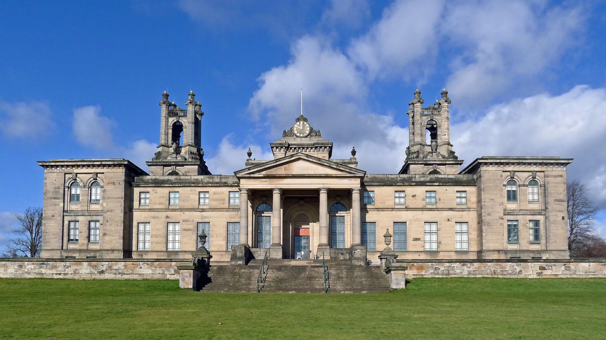 Beautiful view of Scottish National Gallery