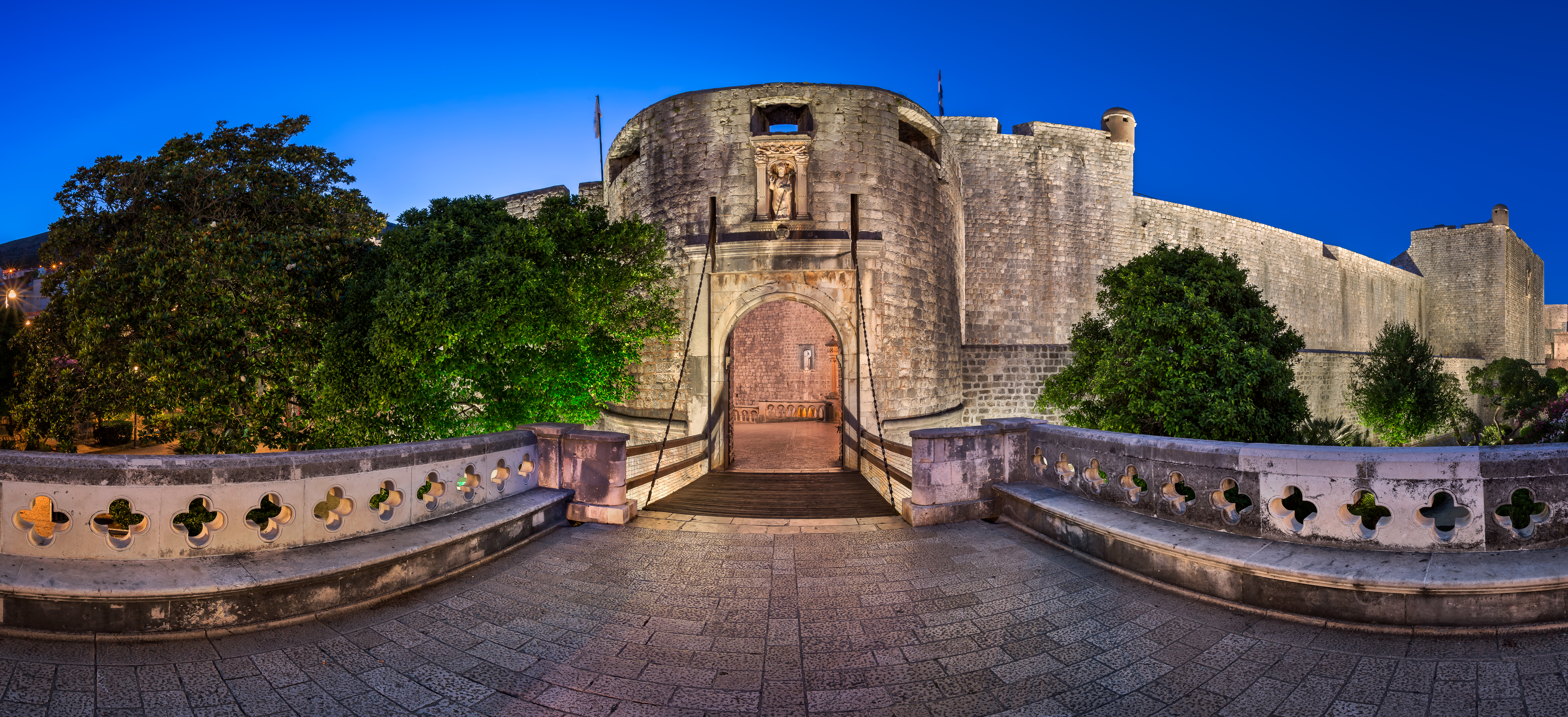 Pile Gate, the iconic entrance to Dubrovnik’s Old Town with historic stone walls.