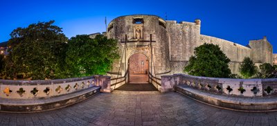 Pile Gate, the iconic entrance to Dubrovnik’s Old Town with historic stone walls.